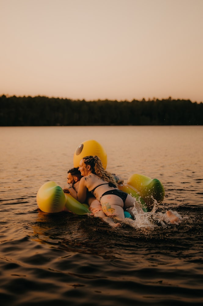 Moment romantique sur une bouée canard au lac d’Hostens