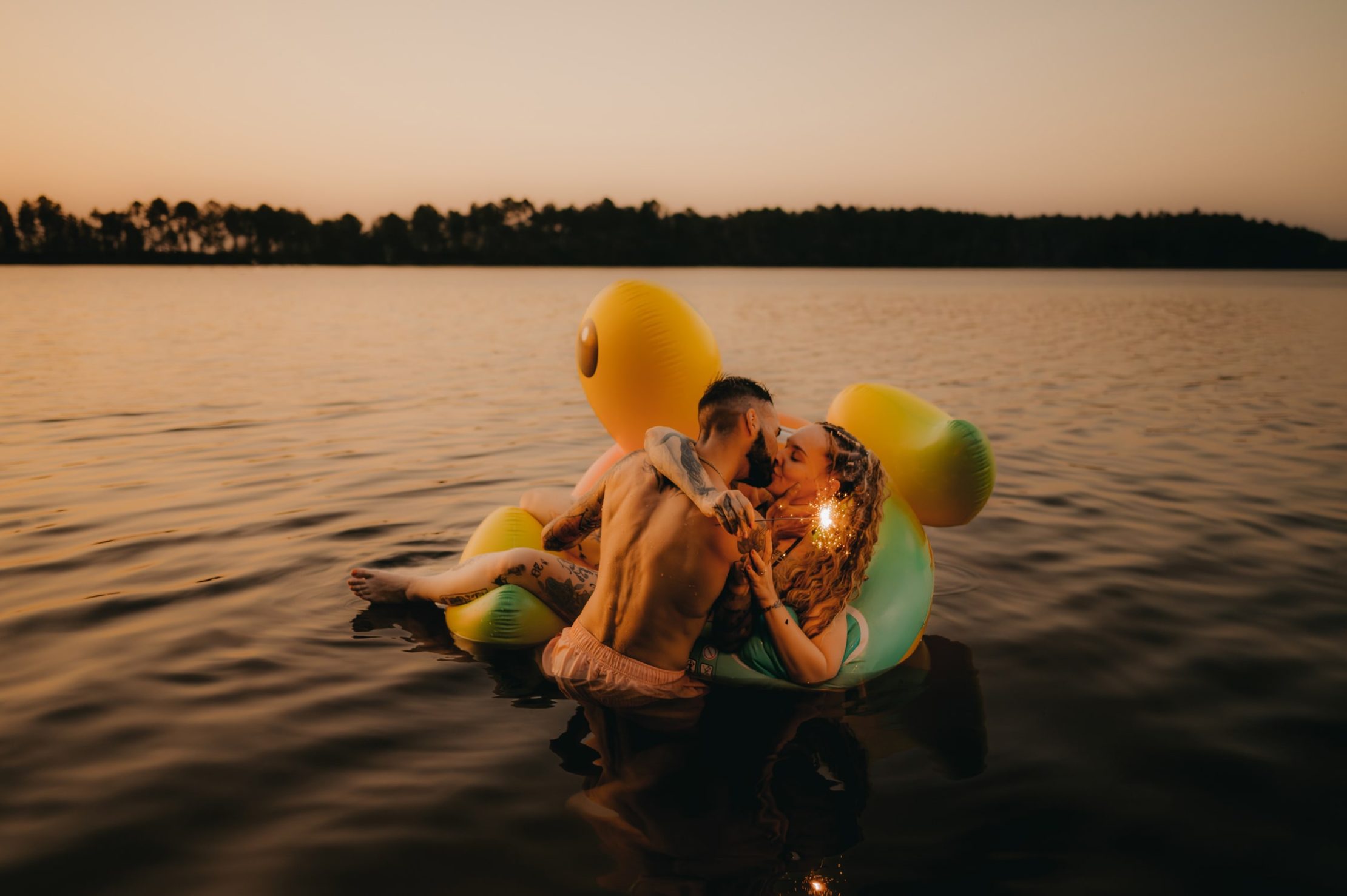 Jeune couple posant sur bouée canard au lac d’Hostens