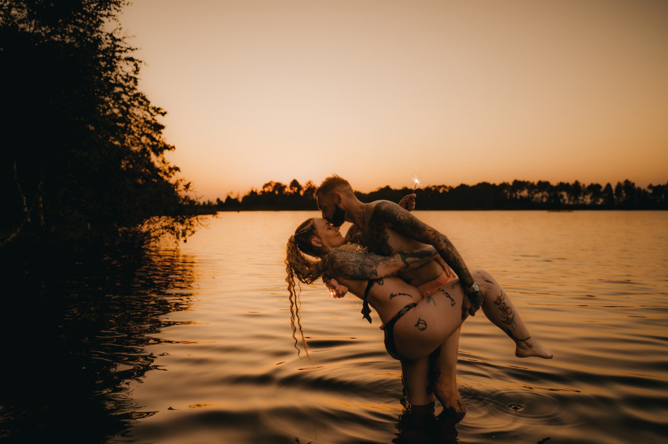 Amoureux enlacés, complicité et sensualité au bord du lac d’Hostens