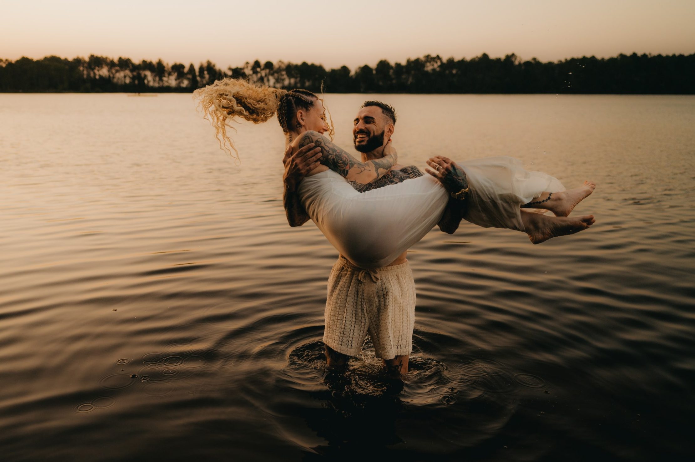 Séance photo couple au lac d’Hostens, gestes enlacés et tendresse sensuelle