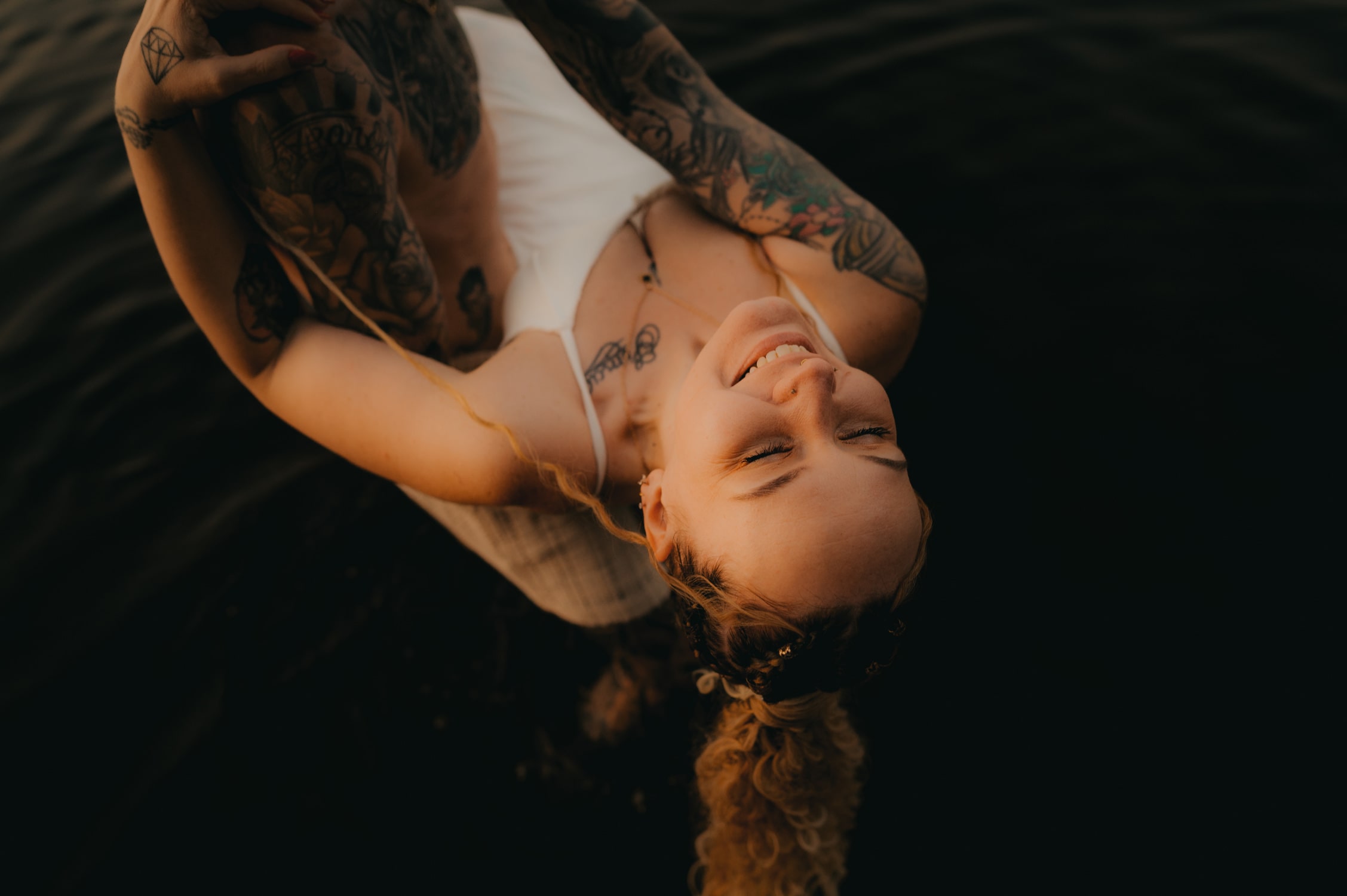 Jeune femme avec une robe blanche qui se baigne dans le lac d'Hostens
