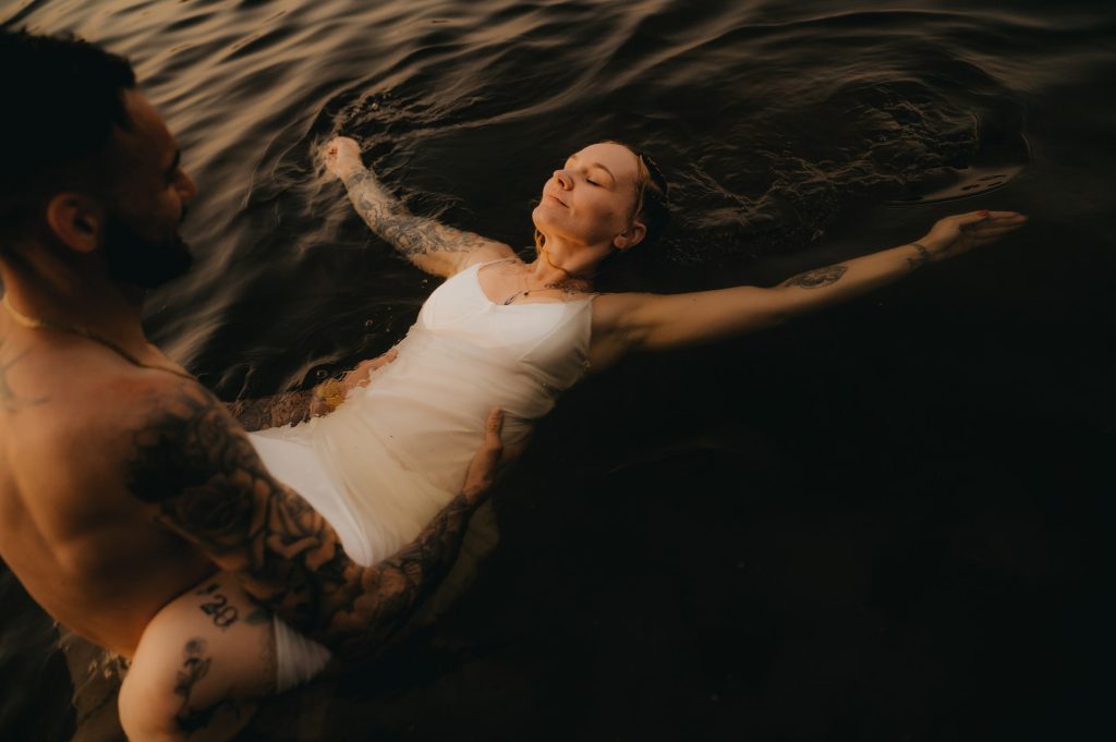 Jeune femme blonde qui flotte dans l'eau à Hostens