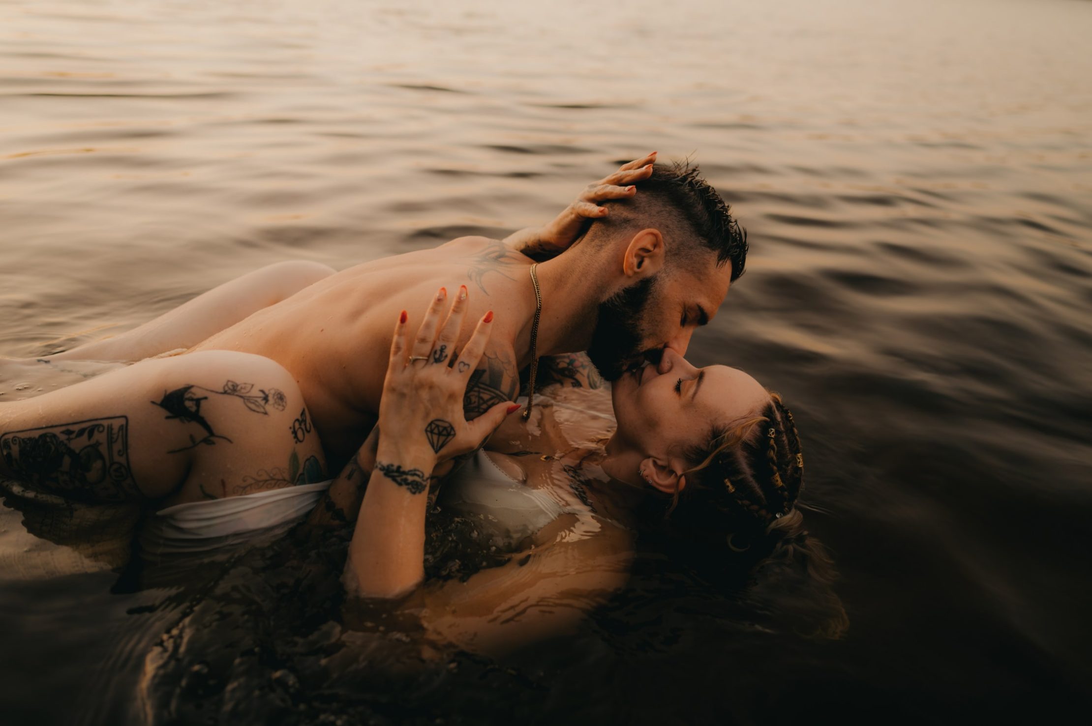 Moment intime, couple enlacé au lac d’Hostens, lumière douce et romantique