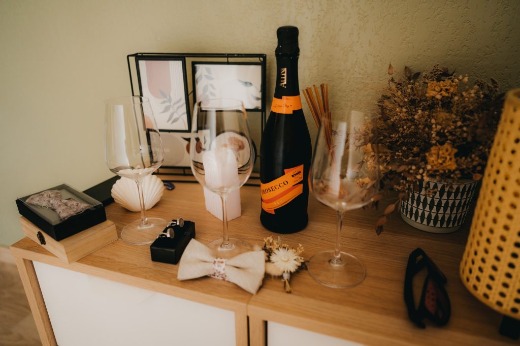 une bouteille de champagne posée sur un buffet