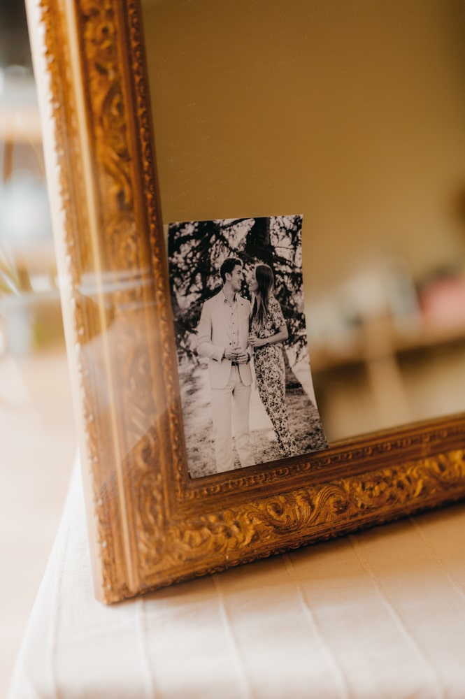 une photo d'un couple posé sur un miroir