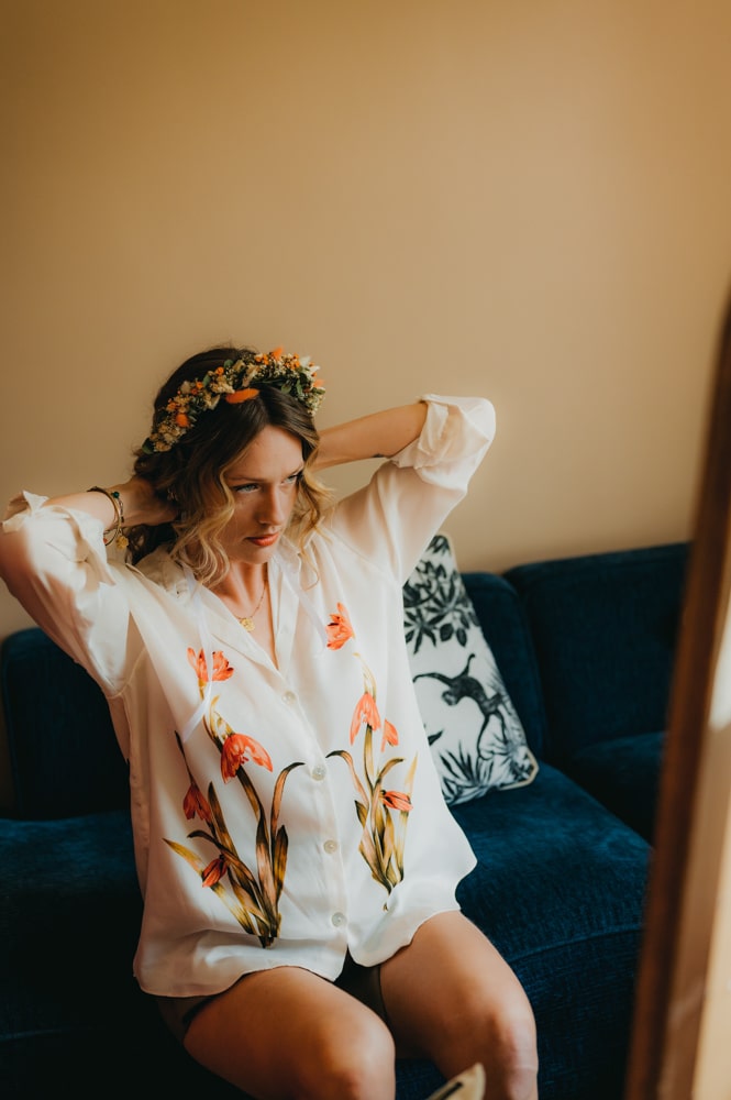 une jeune femme qui met une couronne de fleurs sur sa tête