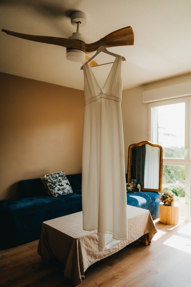 Une robe de mariée suspendue sur un lustre