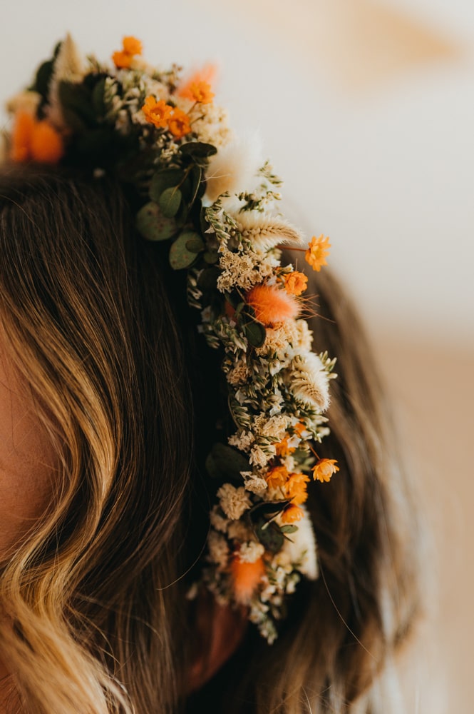 une couronne de fleurs séchés orange