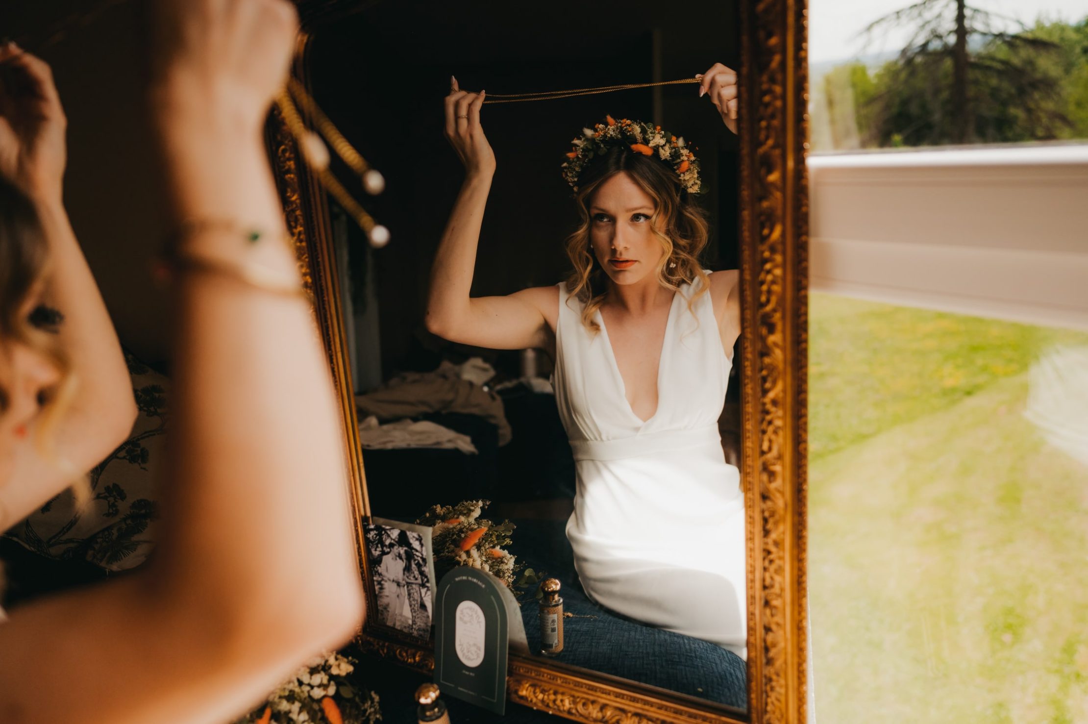 une jeune femme qui enfile un collier