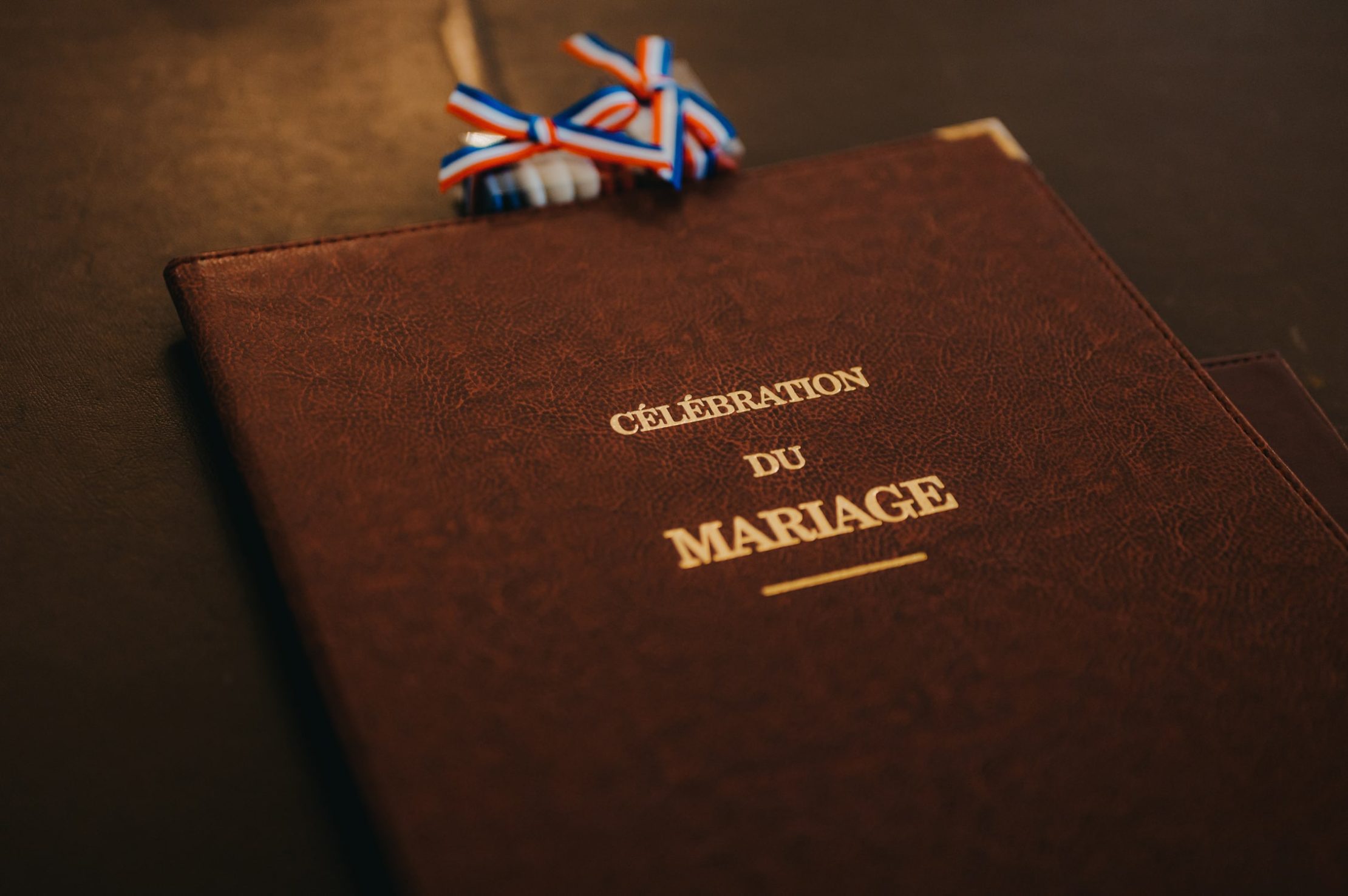 livret de mariage posé sur le bureau de monsieur le maire