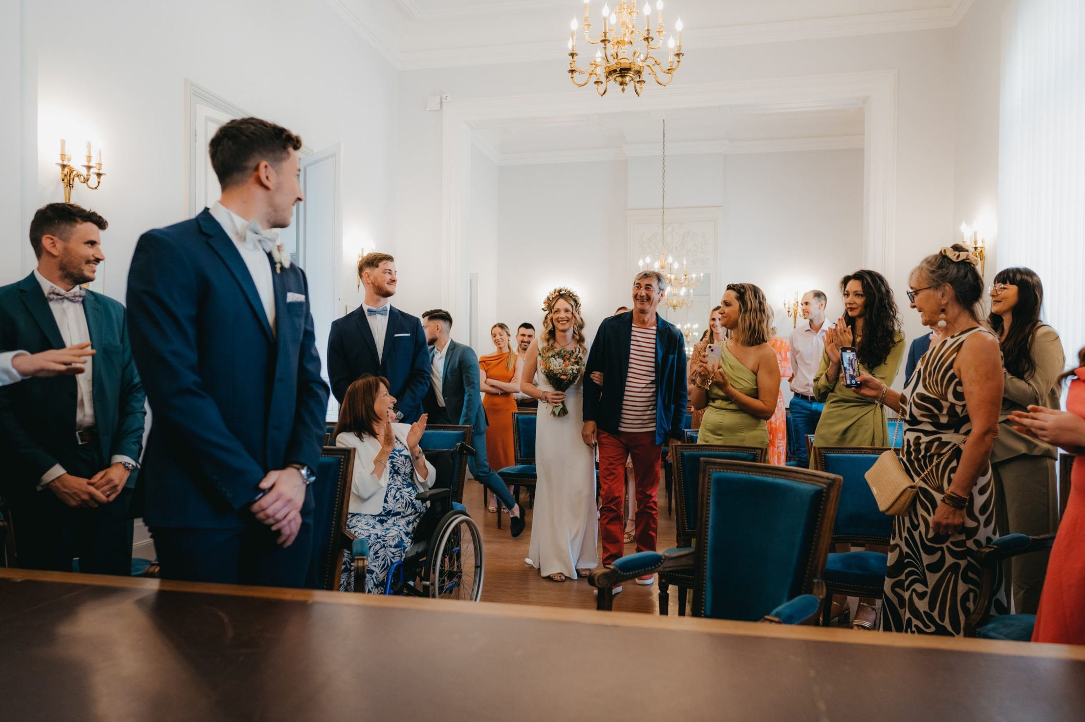 une mariée arrive au bras de son père à la mairie de Floirac, en Gironde