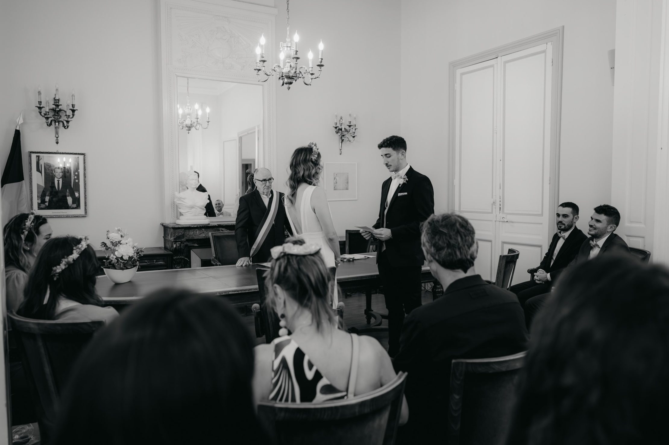 un jeune marié qui lit un discours à son épouse à la mairie de Floirac, en Gironde