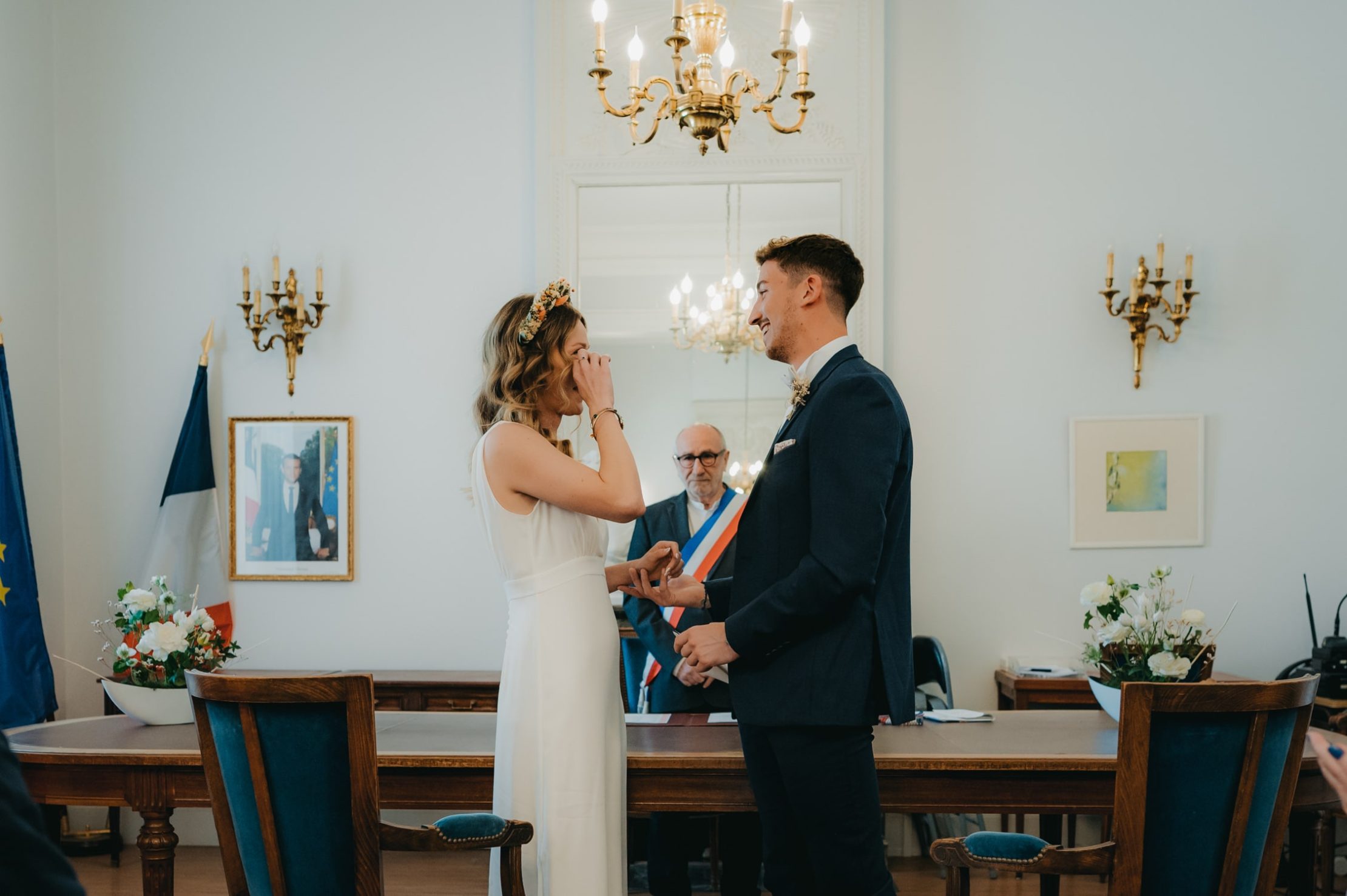 une mariée émue qui sèche ses larmes après le discours de son époux