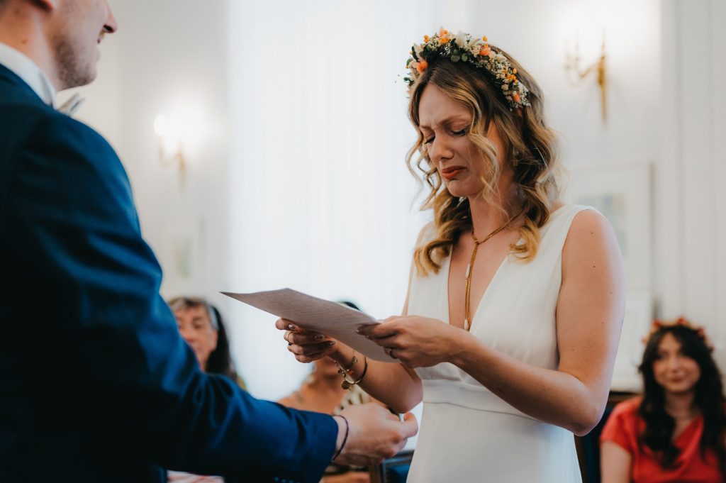 une mariée qui lit un discourt lors d'une cérémonie civil