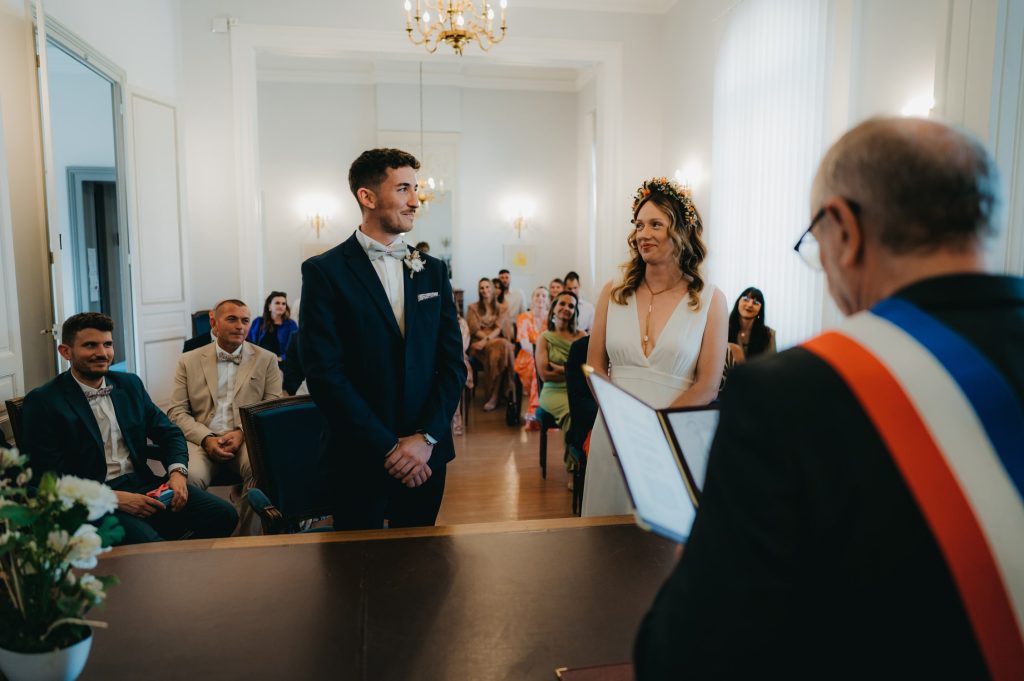 deux mariés debout qui se regardent dans les yeux lors de leur cérémonie civil
