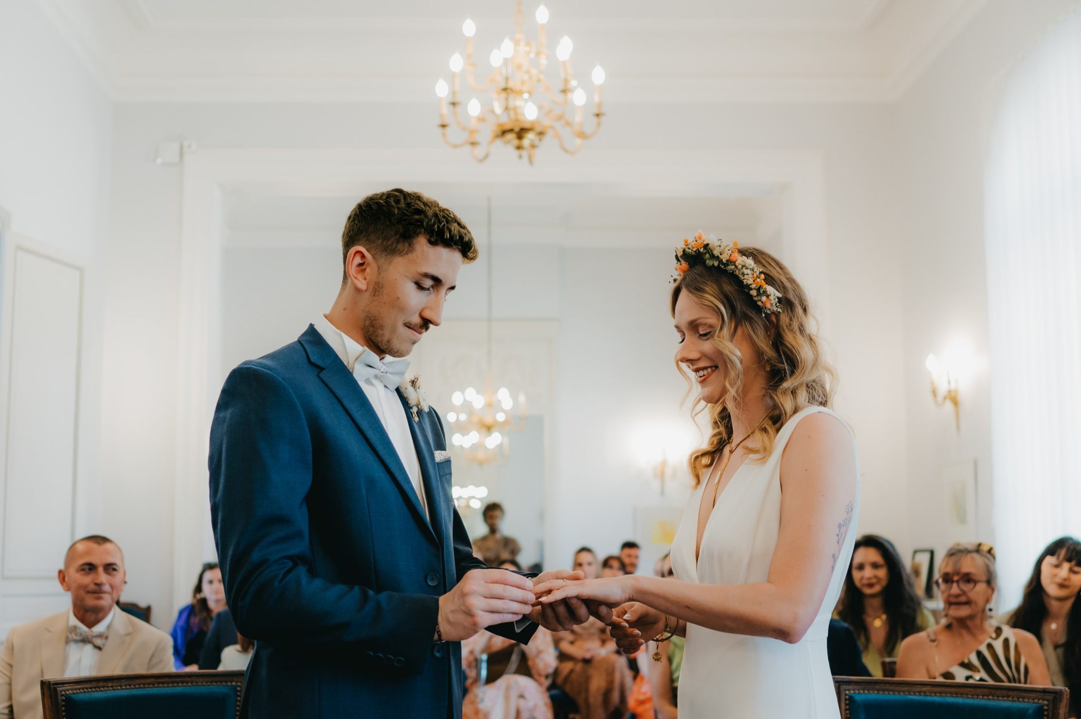 deux mariés qui s'échangent leurs alliances à la mairie