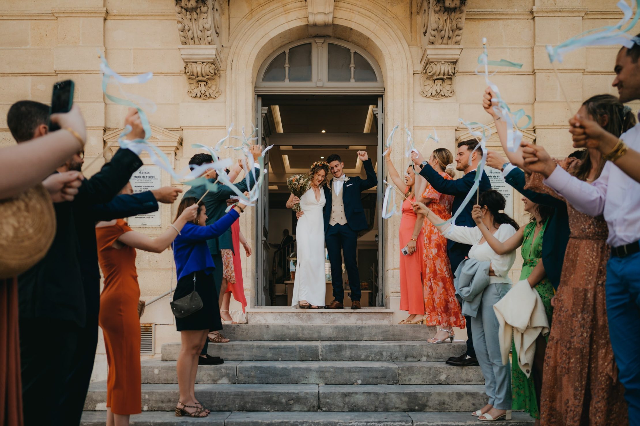 sortie de mairie de jeunes mariées à Floirac en Gironde