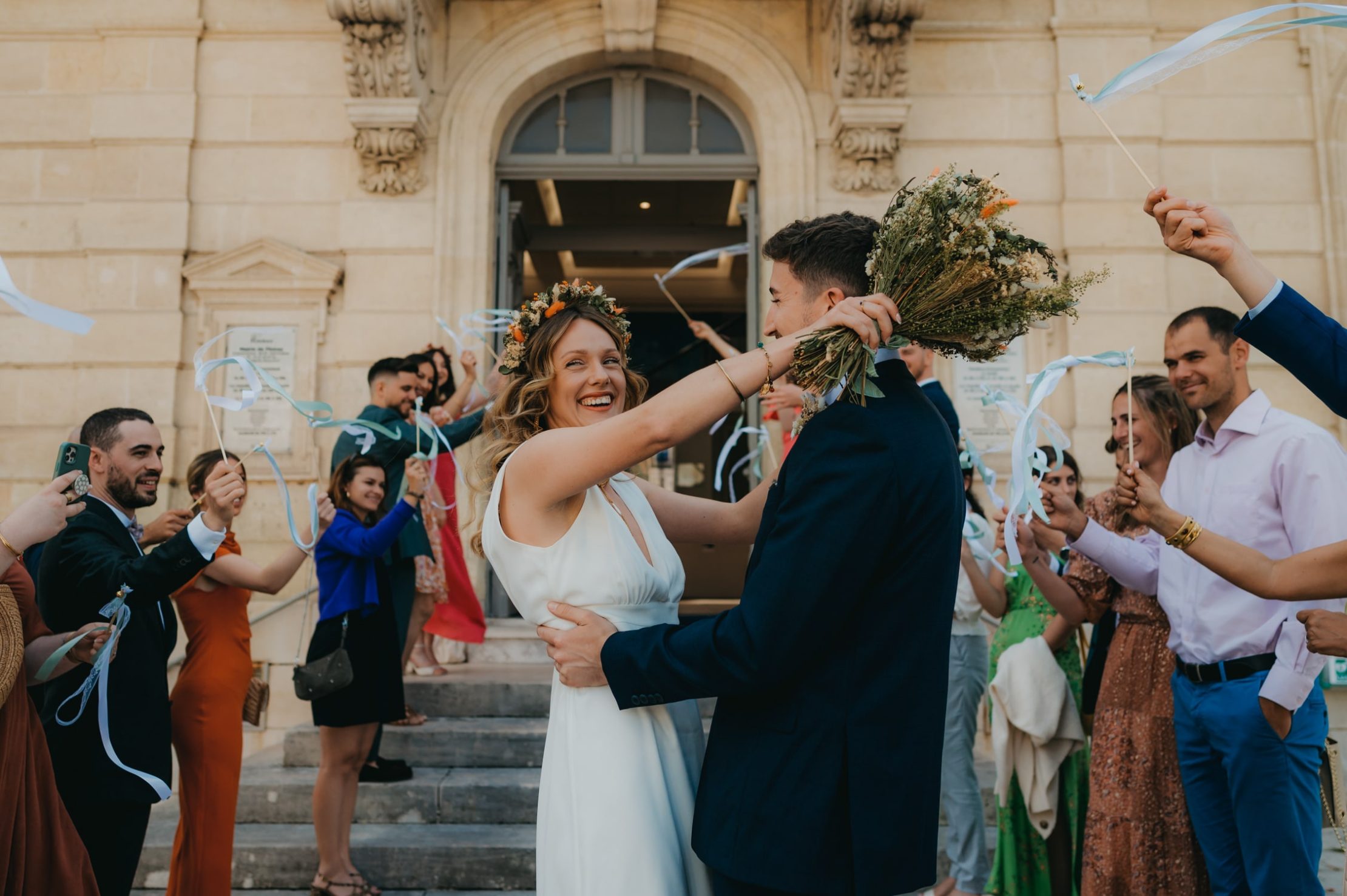une mariée heureuse dans les bras dans son mari après une cérémonie civil