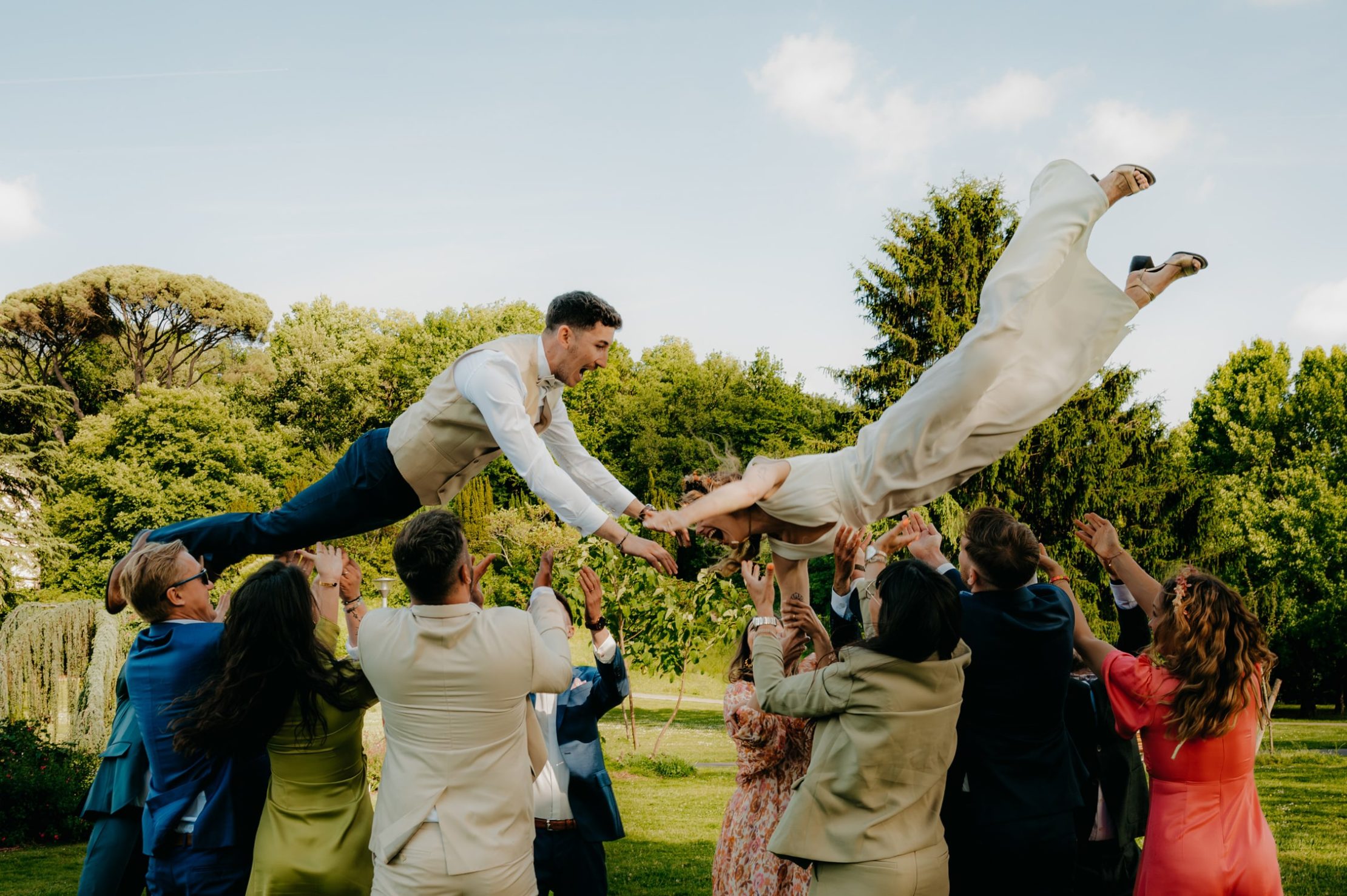 Photo de groupe des mariés et de leurs amis dans le parc