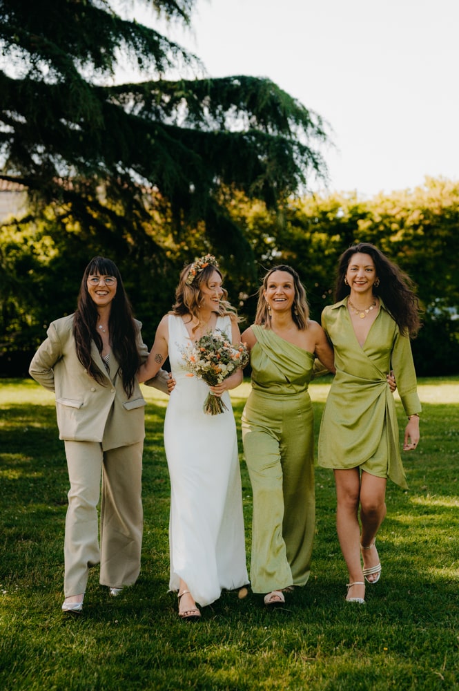 Photo de groupe dynamique avec rires et bonne humeur