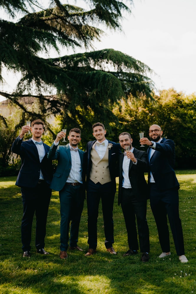 Portrait de groupe joyeux dans le parc après la cérémonie