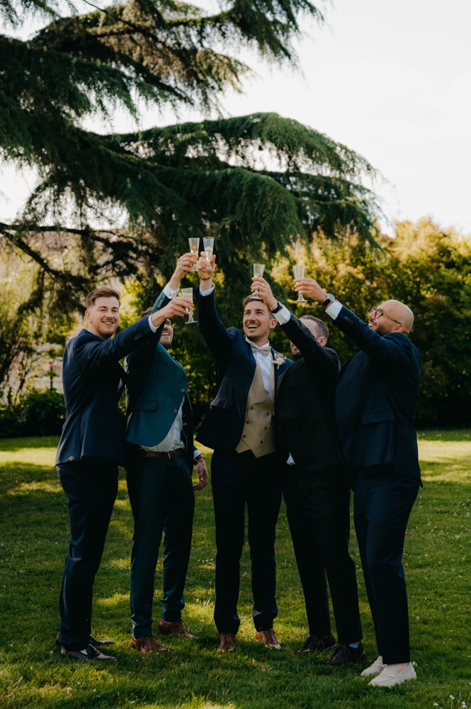 Photo de groupe de garçons qui trinquent