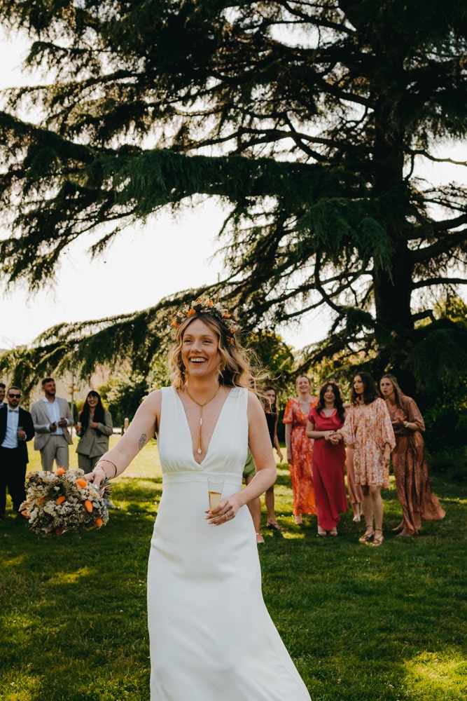 Blanche prête à lancer son bouquet dans le parc
