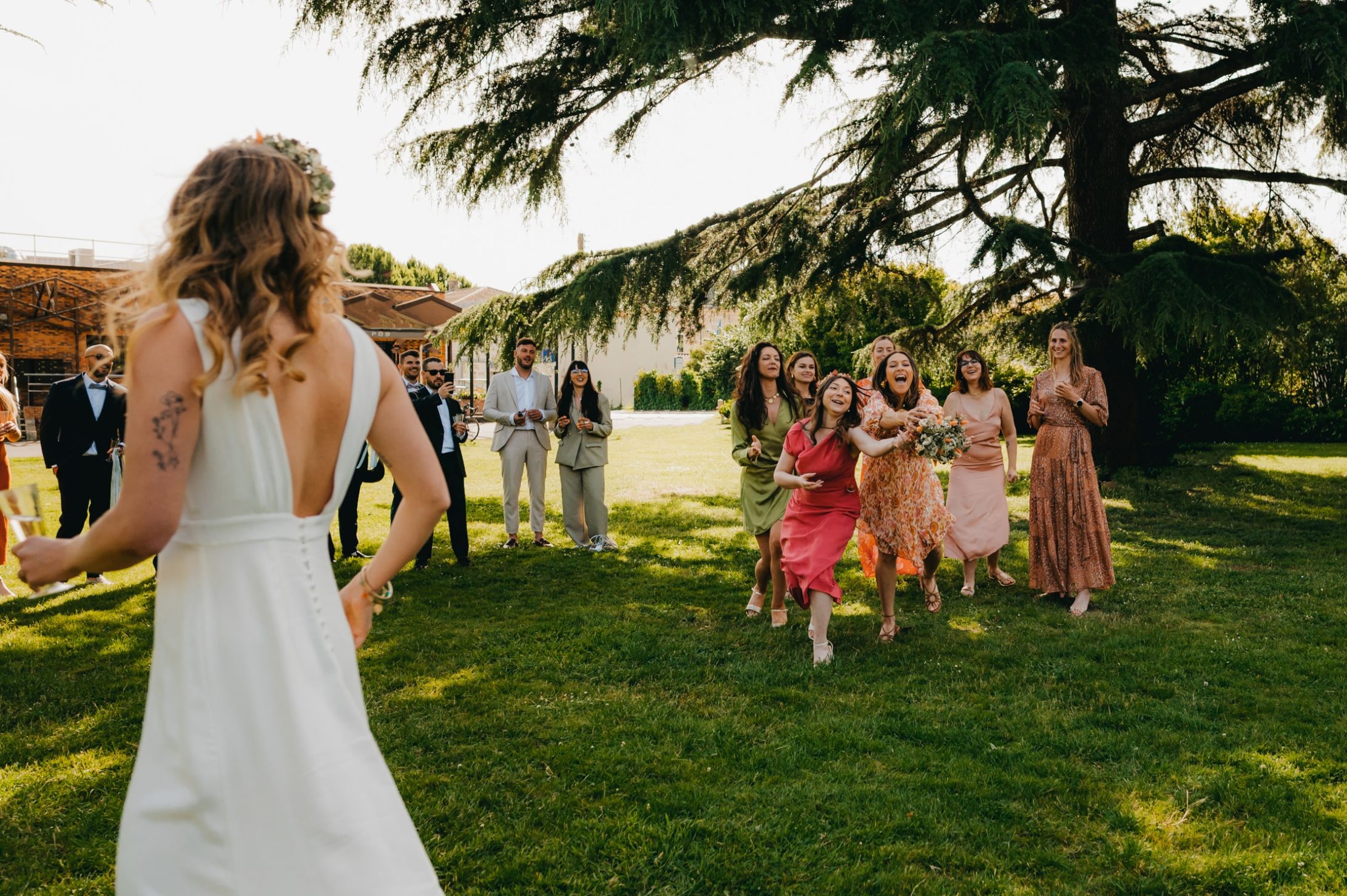 Invitées sautant pour attraper le bouquet de la mariée