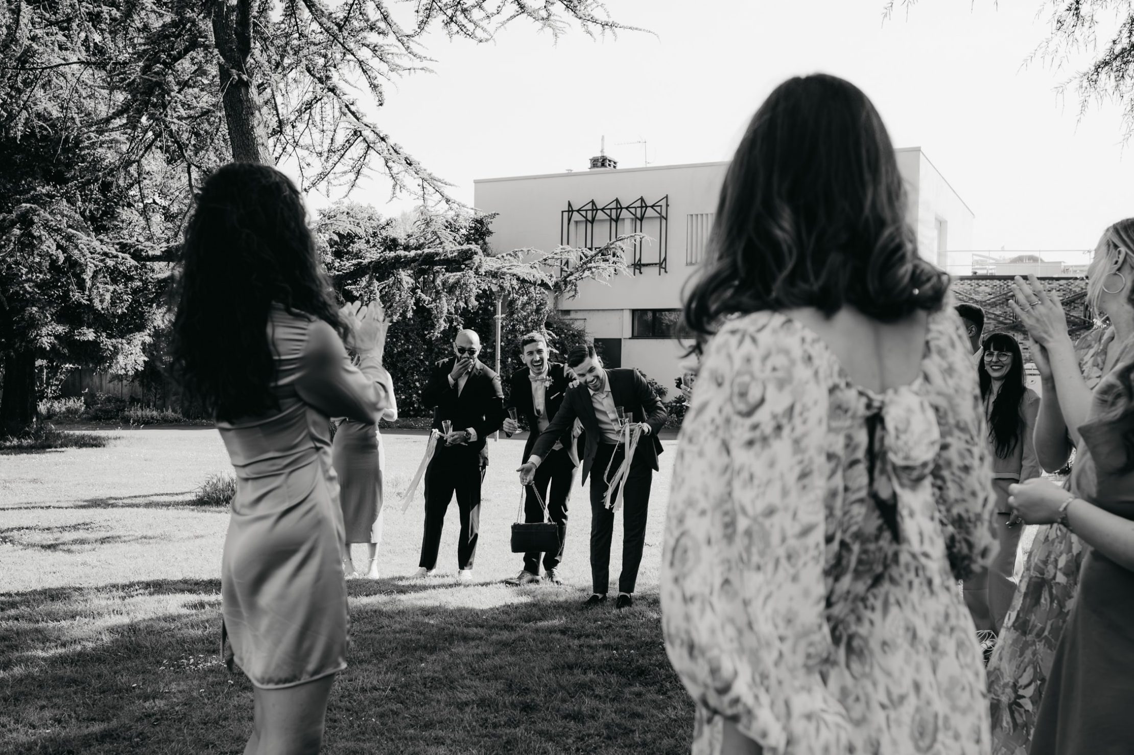 Photographe mariage Bordeaux capture un moment joyeux en extérieur