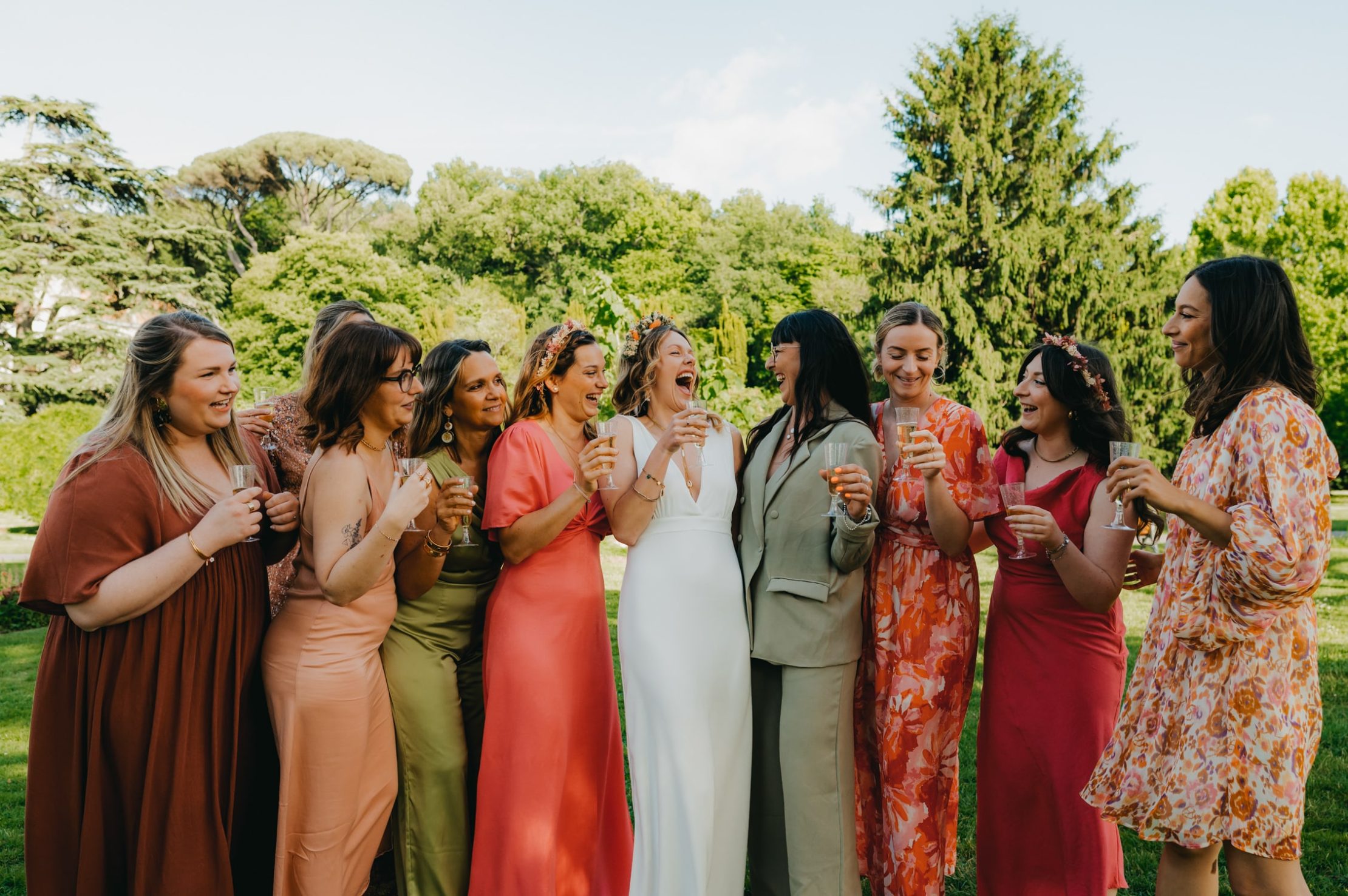 nvités posant avec la mariée dans une ambiance conviviale