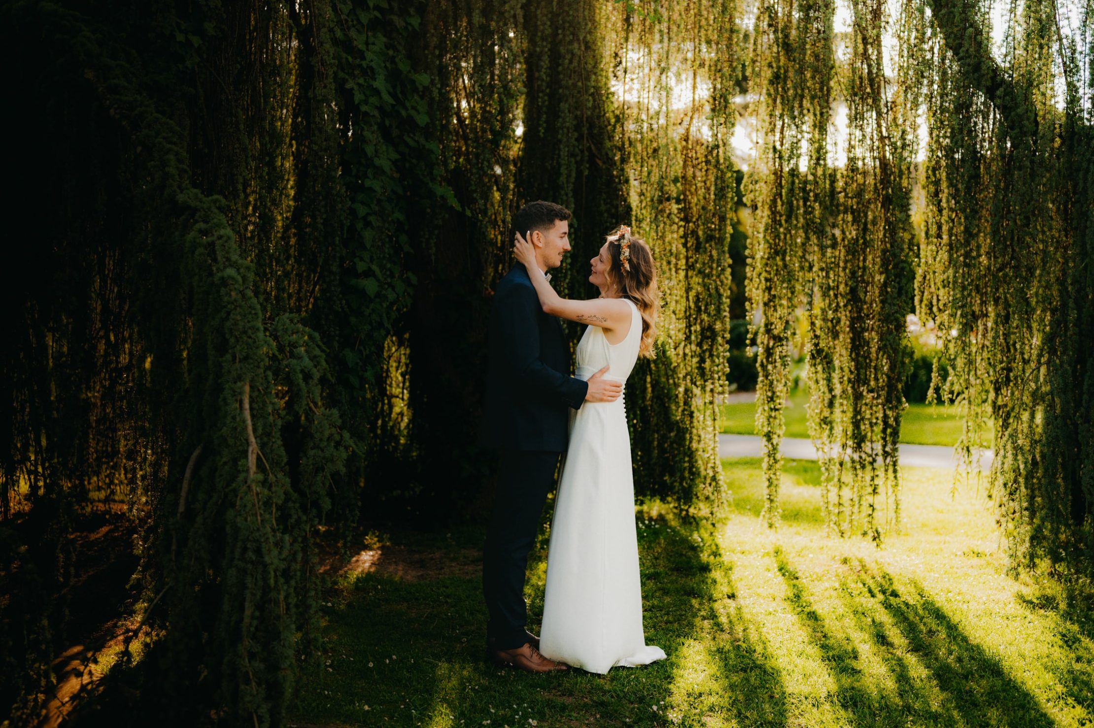 Blanche regardant Guillaume avec tendresse dans le parc