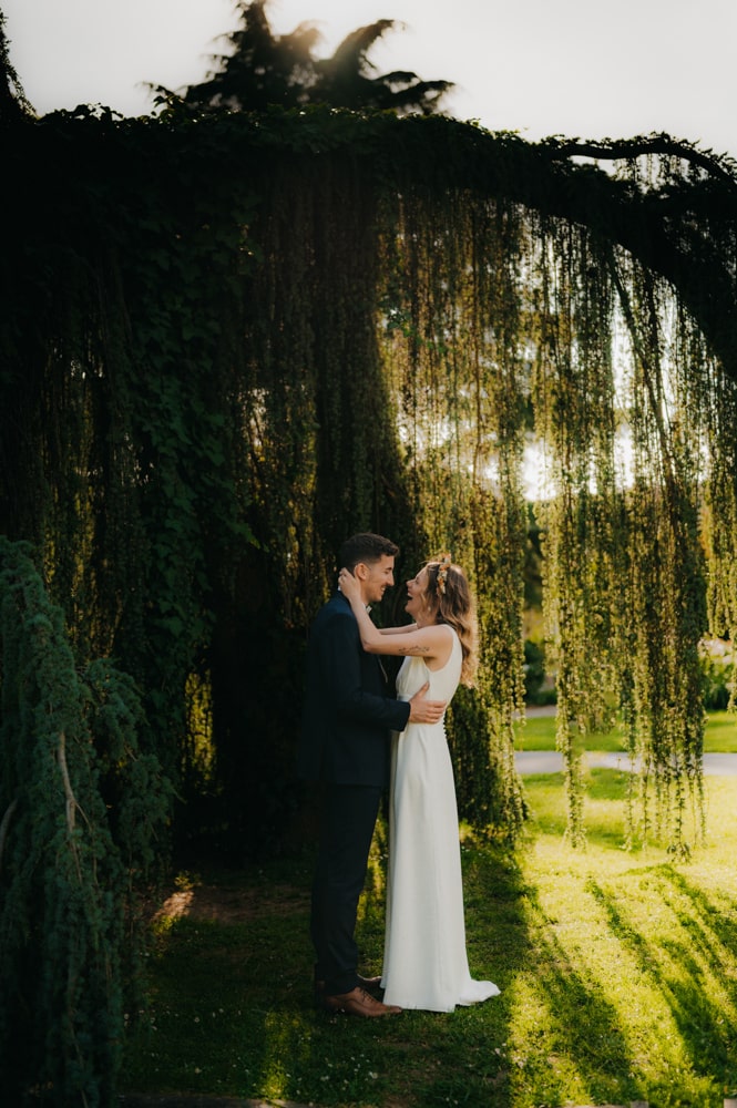 Photographe mariage Bordeaux capture un moment complice dans la nature