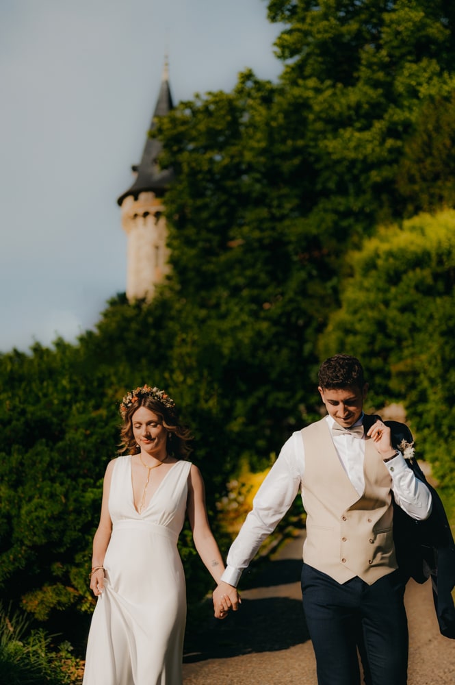 Portrait de couple naturel et authentique dans le parc