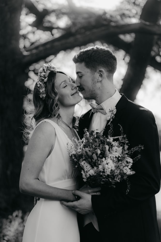 Guillaume enlace Blanche lors de leur séance couple