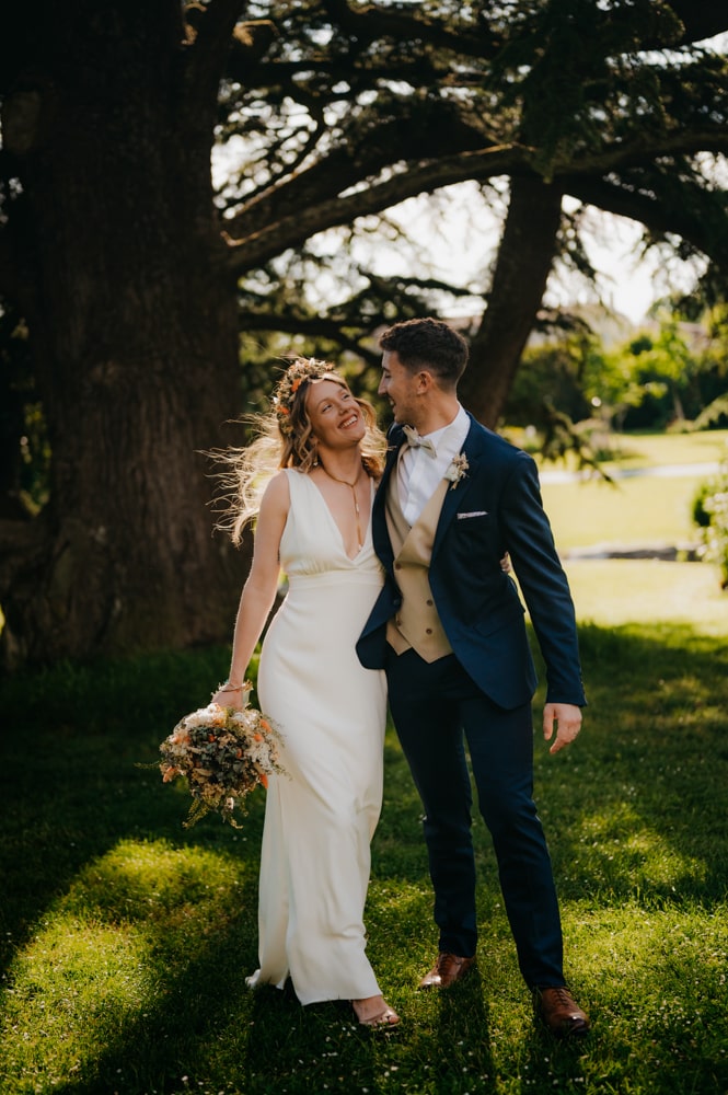 Blanche et Guillaume marchant dans le parc main dans la main