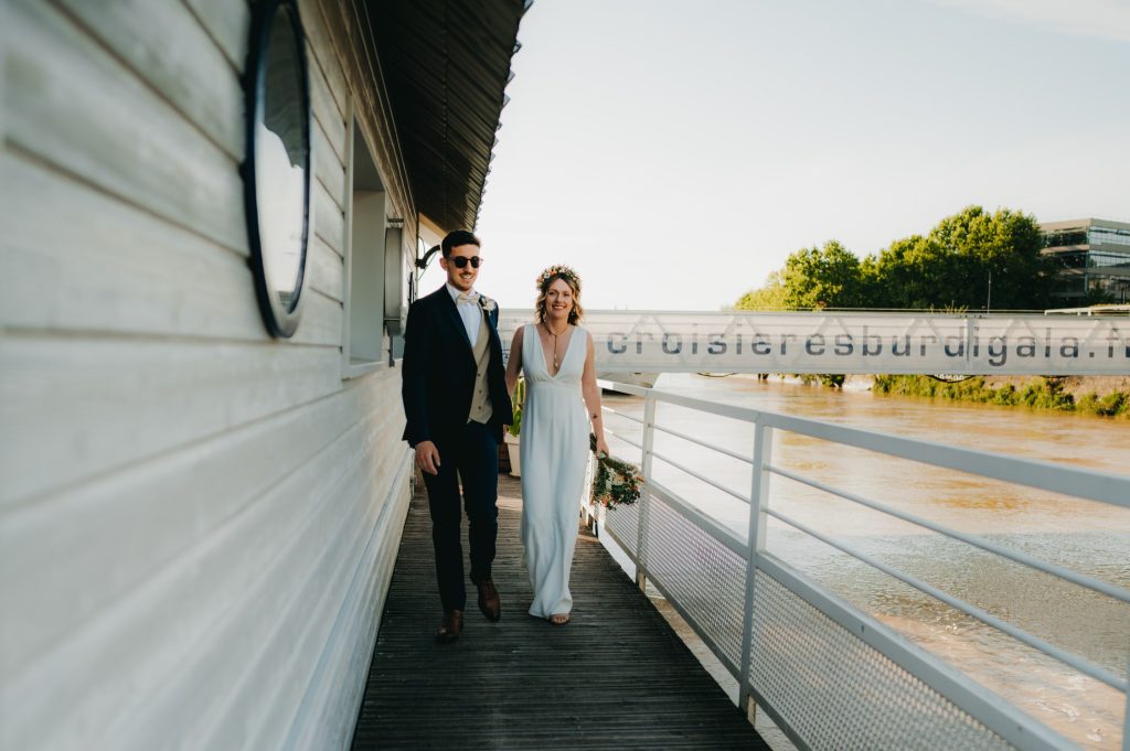 les mariés prêt à embarquer sur la péniche