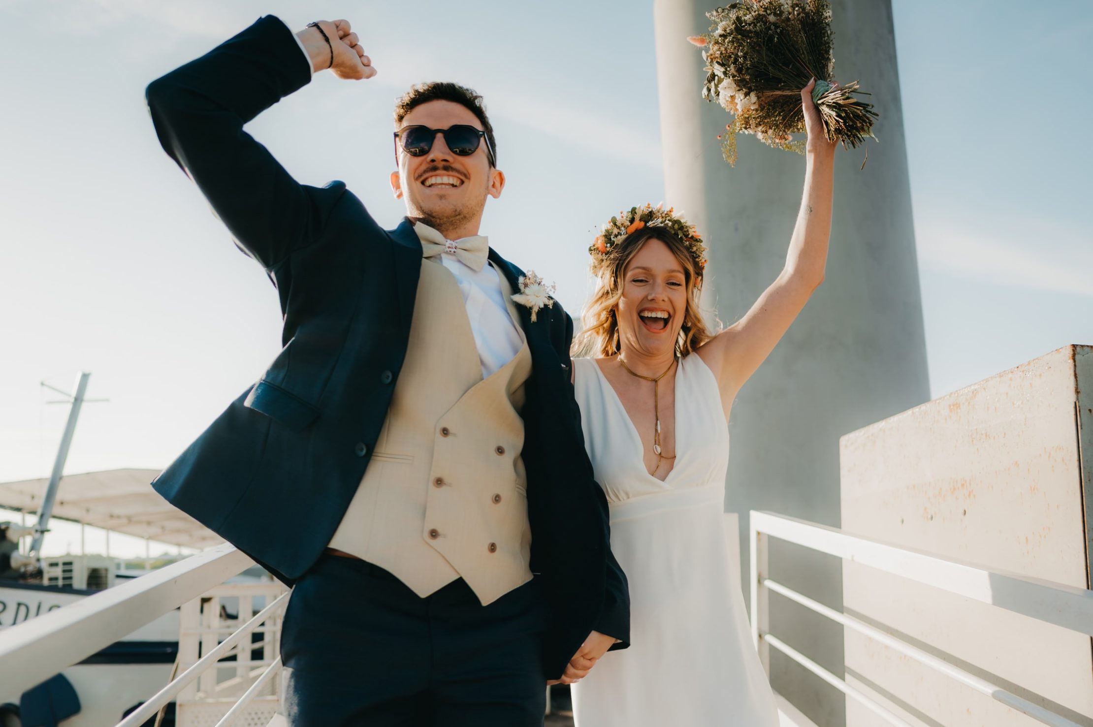 les mariés excités de fêter leur mariage sur un péniche