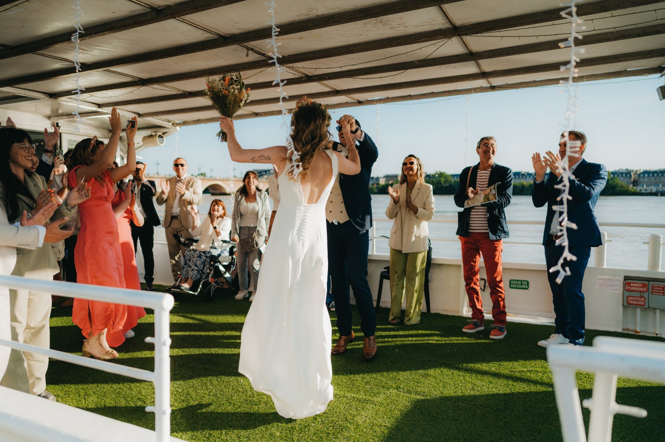 Danse collective sur la péniche pour célébrer le mariage