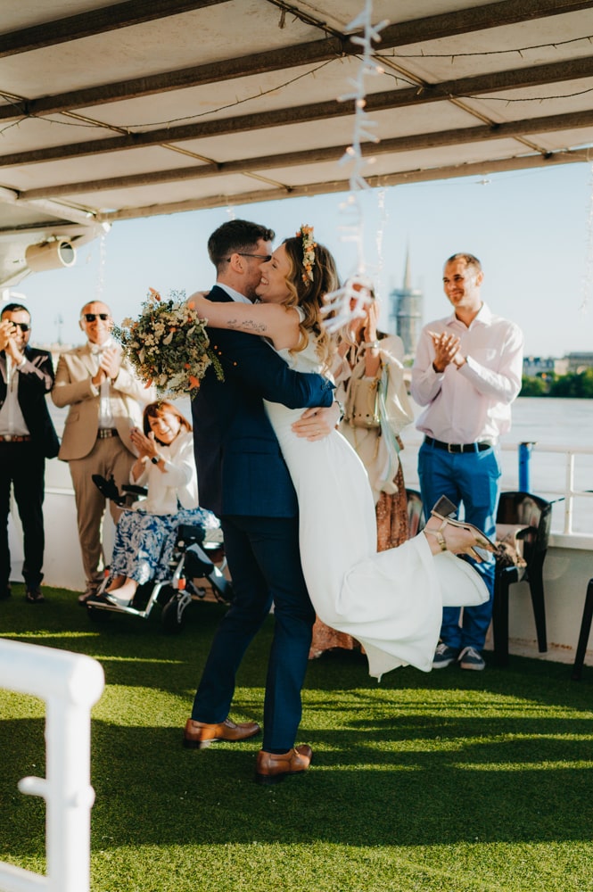 Ambiance festive et conviviale sur la péniche