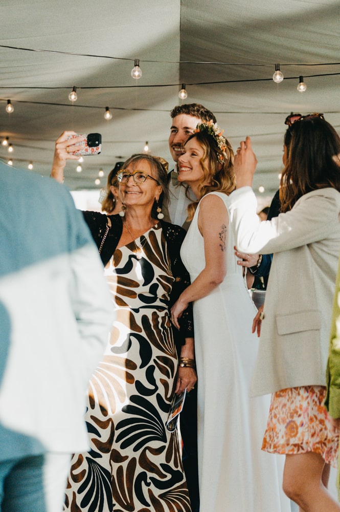 Rires et émotions capturés par le photographe mariage Bordeaux