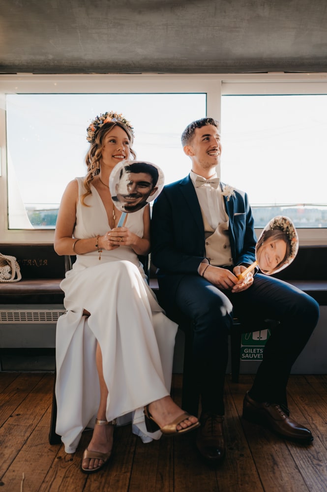 portrait des mariés lors d'un jeu pendant le cocktail