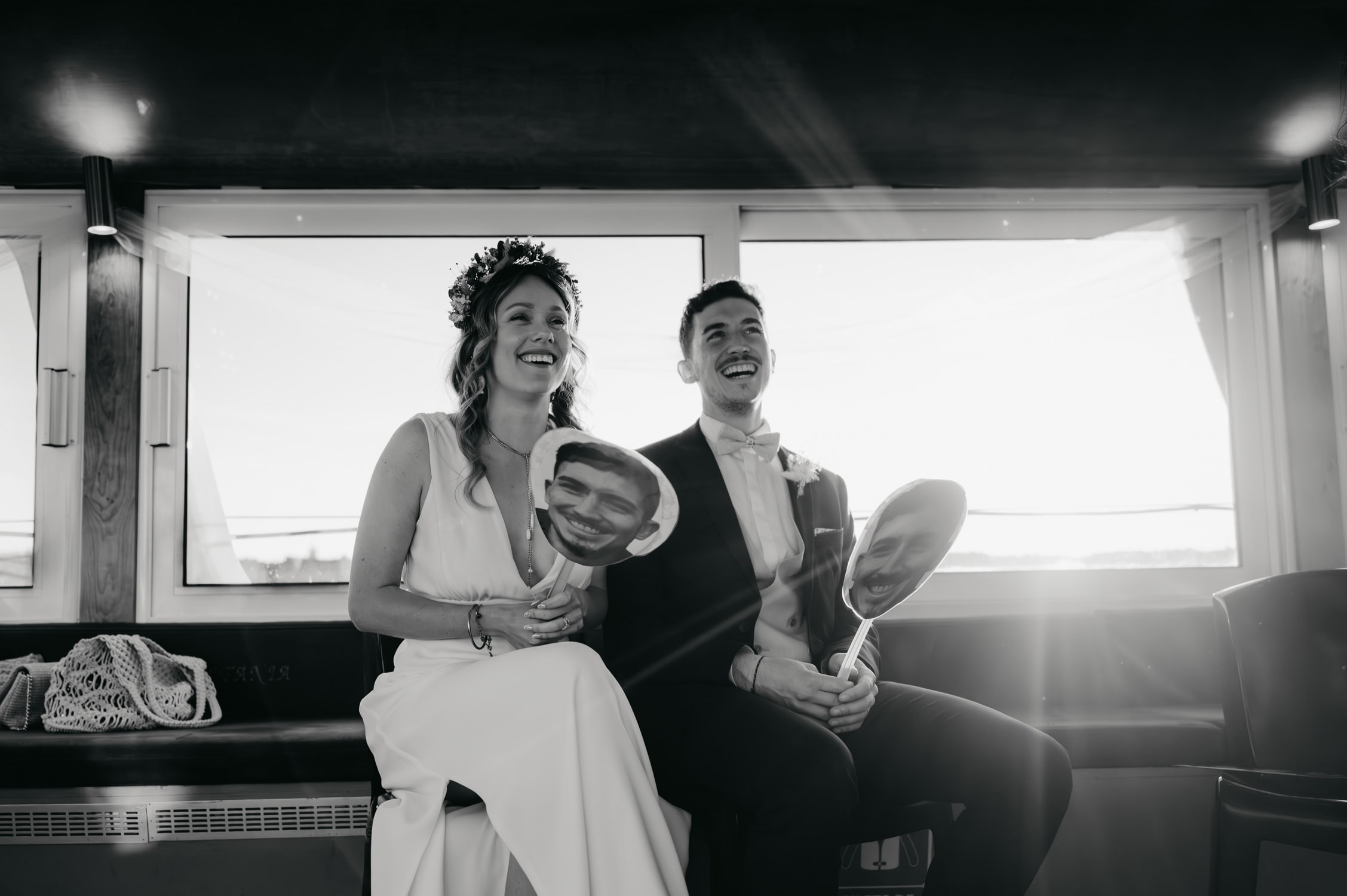 les mariés qui participent à un jeu organisé par leurs témoins