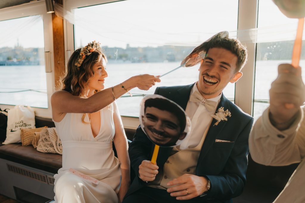 moment complice entre les mariés qui participent à un jeu pendant le cocktail de leur mariage