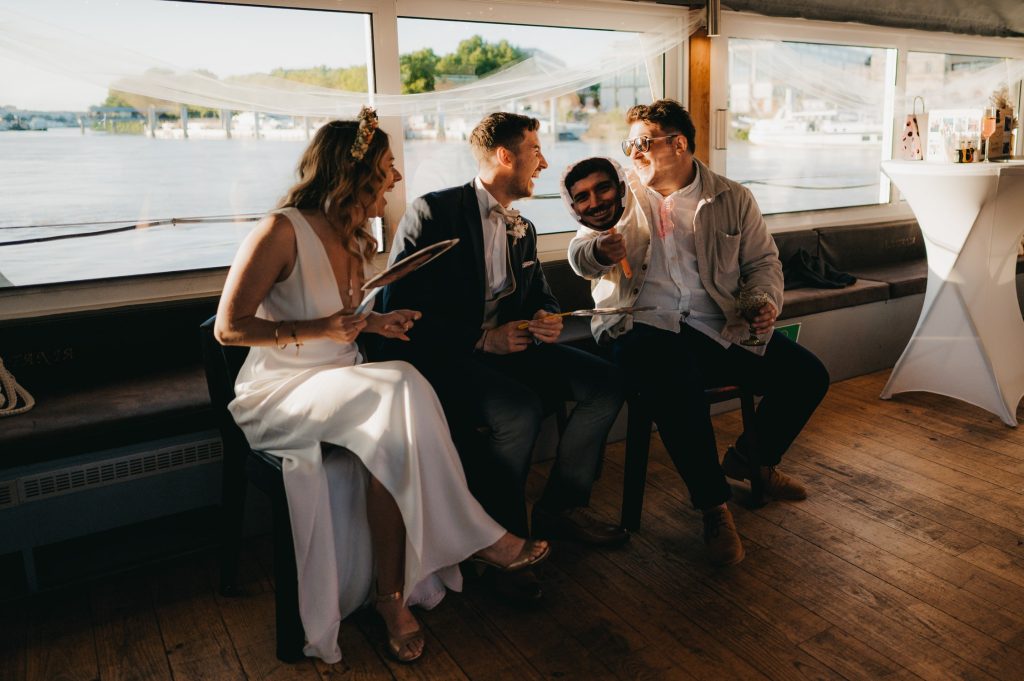 Blanche et Guillaume éclatant de rire avec leurs invités