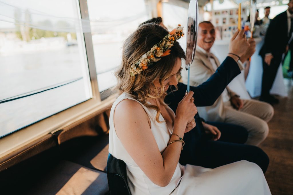 Blanche qui rit pendant le jeu organisé par ses témoins