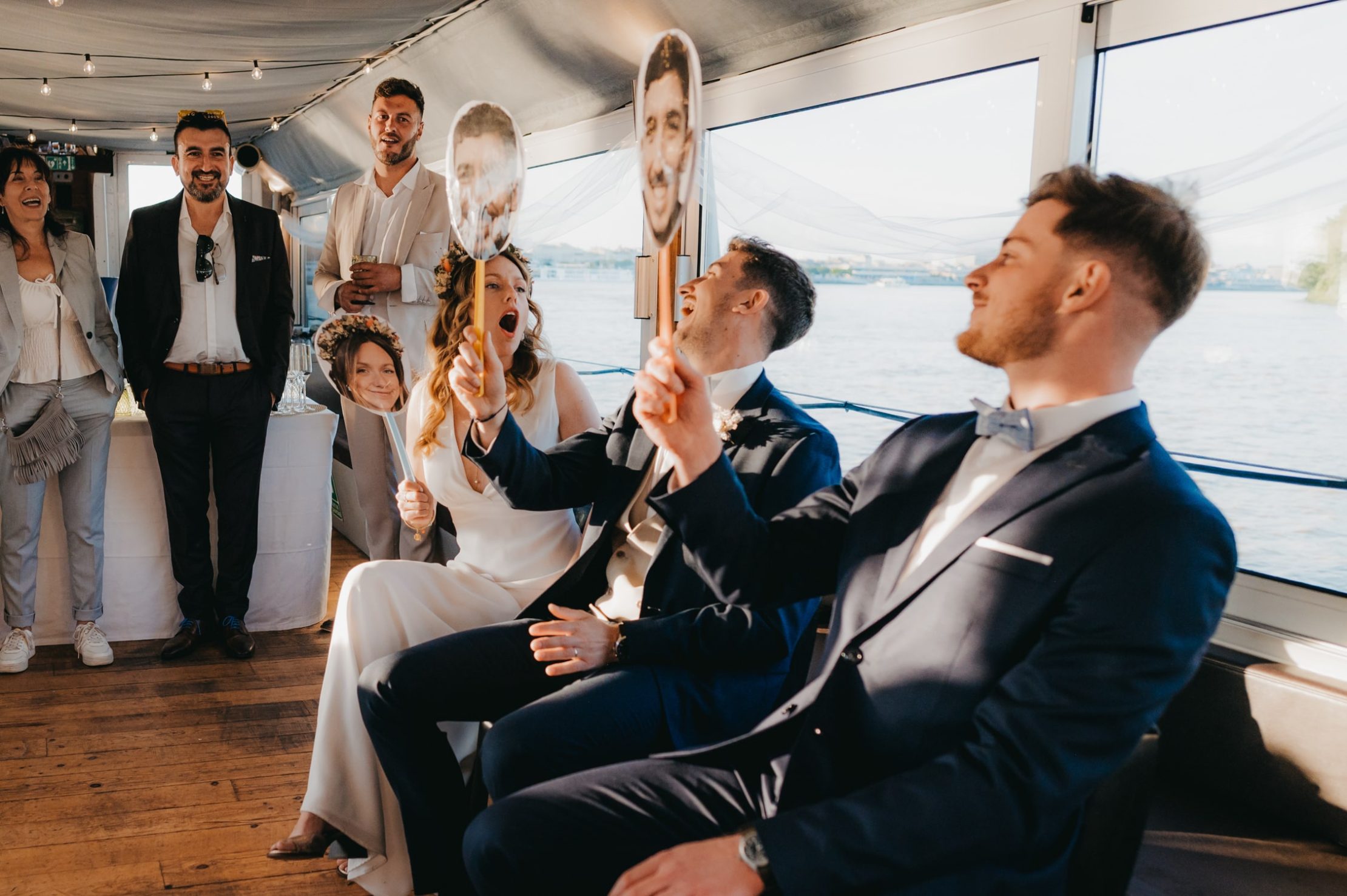 les mariés qui profitent du jeu organisé par leurs témoins pendant le cocktail