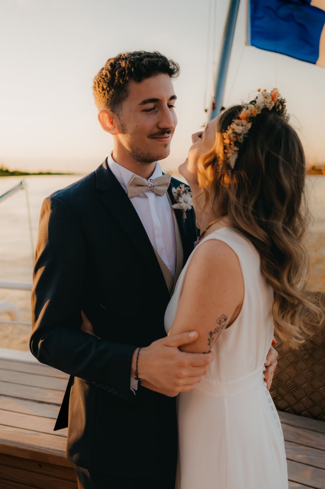 Moment de tendresse entre les mariés pendant la soirée