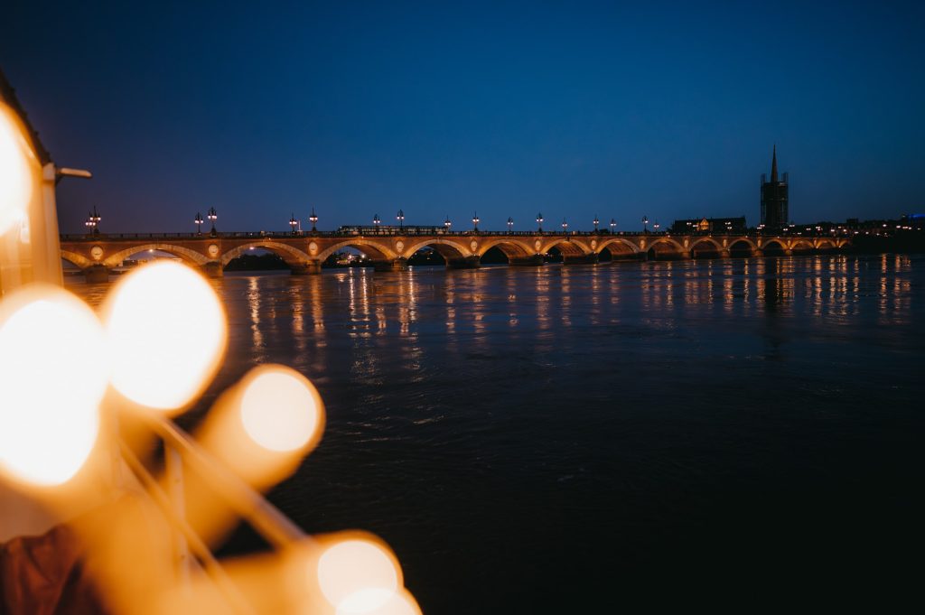 vue du pont de pierre de Bordeaux depuis la péniche