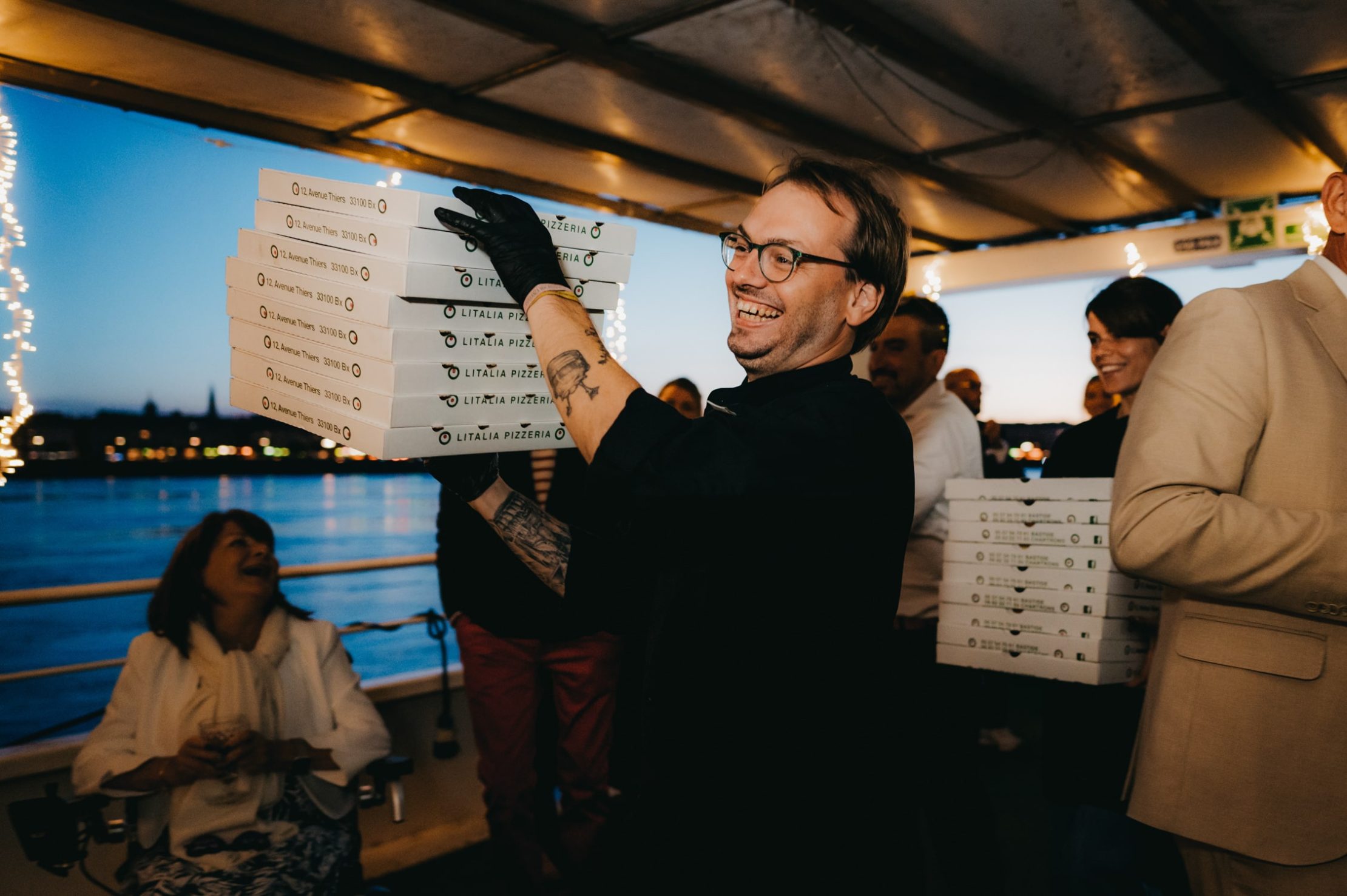 Livraison de pizzas sur la péniche