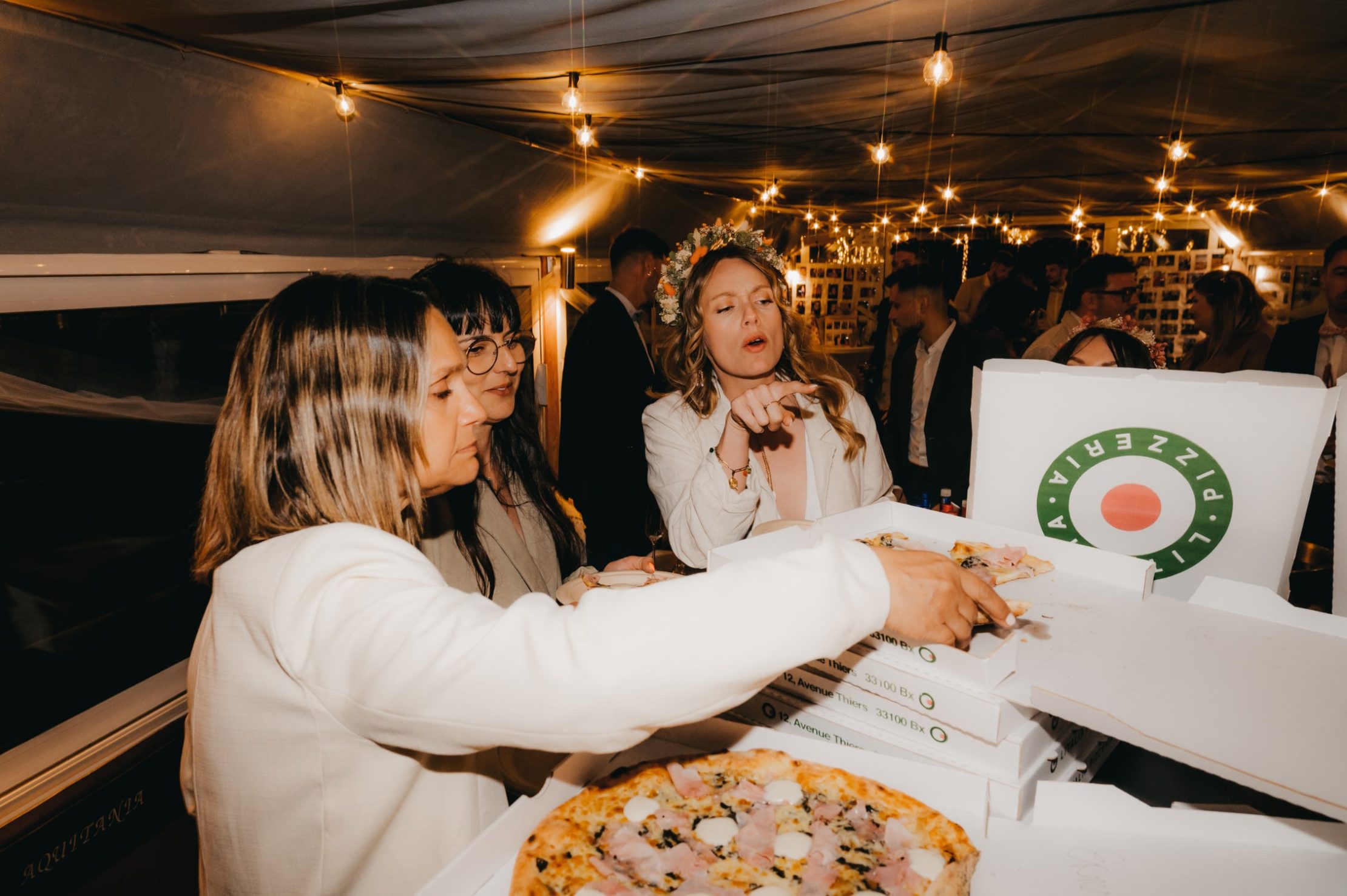 la mariée qui choisie une part de pizza